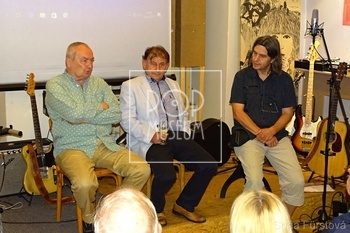 ...a s Vladimírem Poštulkou dorazil i Michael Žantovský, Bobkův druhý úhlavní textař. Foto Soňa Furstová