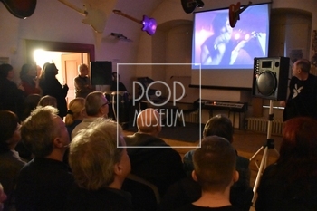 Projekce o Rockfestech. To na plátně je Martin Kraus...