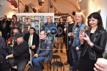 Třetí pán zprava je Pavel Maňas, šéf veleslavného metalového fanzinu Metal Breath. 