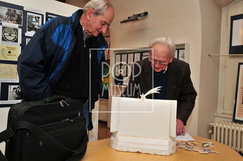 Jak to celé vzniká. Josef Telecký (vpravo), spolužák Jiřího Šlitra, instaluje proslulý Šlitrův betlém.e betlém,