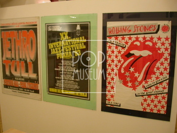 Plakáty z koncertů první poloviny 90. let
