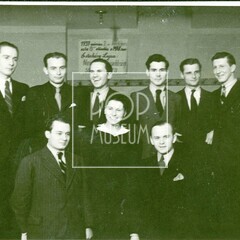 Jedna z raných sestav Blue Music, průkopnického bandu odštěpeného z Orchestru Gramoklubu, 1937. První vlevo je později úspěšný bandleader Ladislav Habart, dále Karel Ptáček (oba saxofon), klavírista Jiří Verberger, J. Zástěra (sax), trumpetista A. Cimburek, šéf bandu a bubeník Karel Slavík, dole Jan Rychlík (zde v roli zpěváka a klavíristy), zpěvačka Duca Fischerová a basista J. Srbek. 