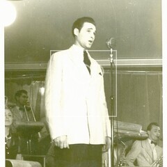 Mladičký Rudolf Cortés jako frontman Habartova orchestru v kavárně Fénix, 1946.