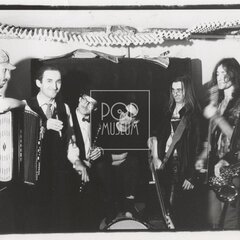 NAHORU PO SCHODIŠTI DOLŮ BAND