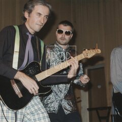 NAHORU PO SCHODIŠTI DOLŮ BAND