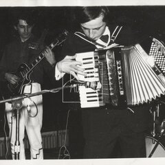 NAHORU PO SCHODIŠTI DOLŮ BAND