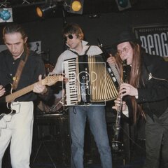 NAHORU PO SCHODIŠTI DOLŮ BAND