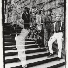 NAHORU PO SCHODIŠTI DOLŮ BAND