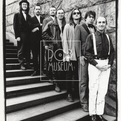 NAHORU PO SCHODIŠTI DOLŮ BAND