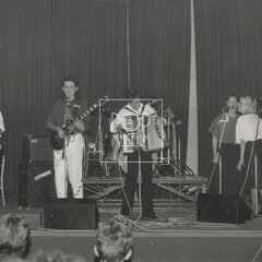 NAHORU PO SCHODIŠTI DOLŮ BAND