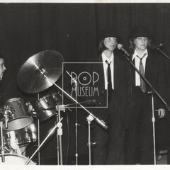 NAHORU PO SCHODIŠTI DOLŮ BAND