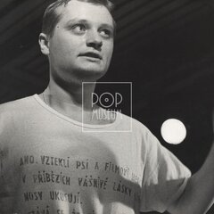 NĚCO, CO HÝBE UŠIMA