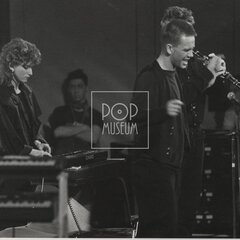 NĚCO, CO HÝBE UŠIMA