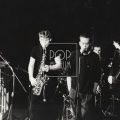 NĚCO, CO HÝBE UŠIMA