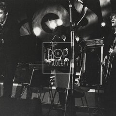 NĚCO, CO HÝBE UŠIMA