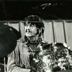 František Ringo Čech, budoucí polyhistor a státní vyznamenanec, se skupinou Rogers Band na 1. čs. beatovém festivalu.