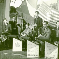 Soubor Swing Stars, pravděpodobně v Plzni, 1946. Josef Poslední (bicí), V. Šorm (kontrabas), Arne Balon (kytara), Vladimír Irmanov (zpěv), Harry Langer (tenor), Jiří Baur (piano), Dunca Brož (trubka)