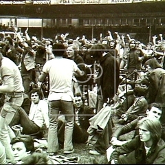 1975, publikum na festivalu na brněnském Velodromu. Archiv seriálu Bigbít.