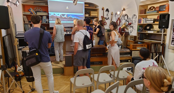 Výstavu Tenkrát na Chmelnici navštívili studenti z Innsbrucku