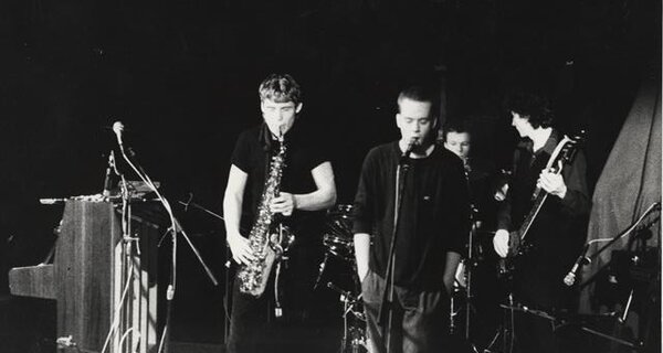 NĚCO, CO HÝBE UŠIMA