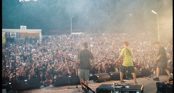 TRUTNOV OPEN AIR MUSIC FESTIVAL 2001 objektivem Miroslava Lédla