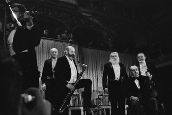 Zde se nacházíme na IV. PJD na jaře 1976. Ty prosluly třemi speciálními koncerty Jiřího Stivína:  na jeden z nich si sjednal ‚stafáž‘ v podobě patera dědoušů, kteří měli po dobu koncertu zaujímat na pódiu sošné pozice. Foto Jiří Exner.