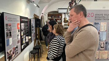 z vernisáže Černý na tahu