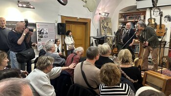 z vernisáže Černý na tahu