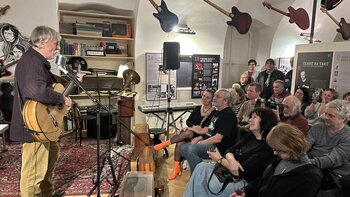 z vernisáže Černý na tahu